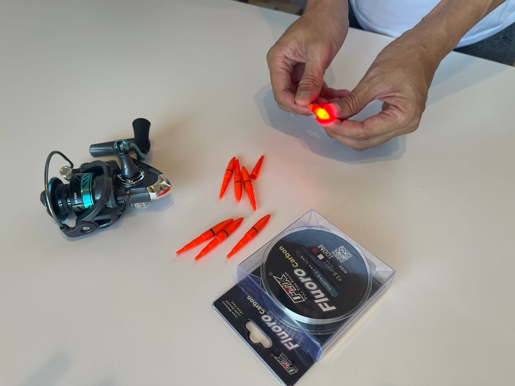電気ウキの点灯状態を確認している検品作業