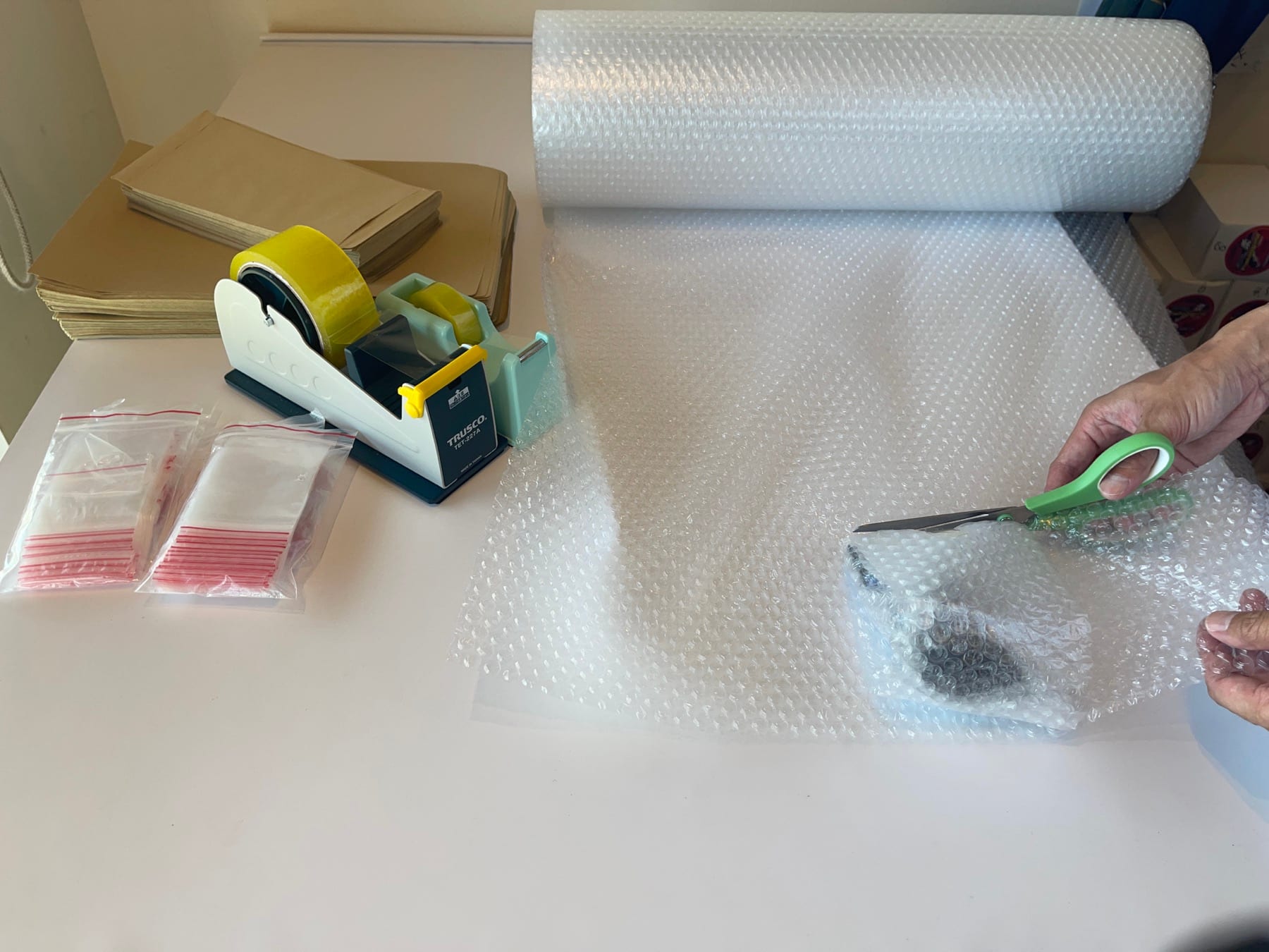 緩衝材を使用して商品を梱包している作業